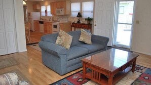 Huis, 2 queensize bedden (1860 Beach Drive #1) | Woonkamer