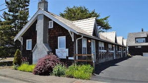 Huis, 2 queensize bedden (1860 Beach Drive #1) | Exterieur