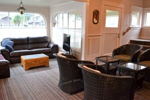 Maison, plusieurs lits (780 Beach Dr) | Salle de séjour