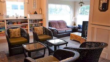 House, Multiple Beds (780 Beach Dr) | Living room | Fireplace
