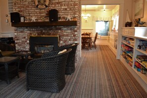 Talo, useita sänkyjä (780 Beach Dr) | Olohuone | Takka