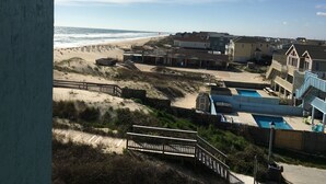 Una proprietà fronte mare con piscina, accesso diretto alla spiaggia e vista sull'oceano.