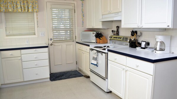 Casa, varias camas (130 13th Ave) | Cocina privada | Condimentos y toallas de papel 