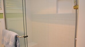 Casa, varias camas (130 13th Ave) | Baño | Shampoo y papel de baño 