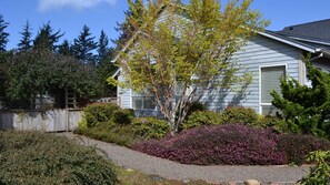House, Multiple Beds (226 Ridge Dr) | Property grounds