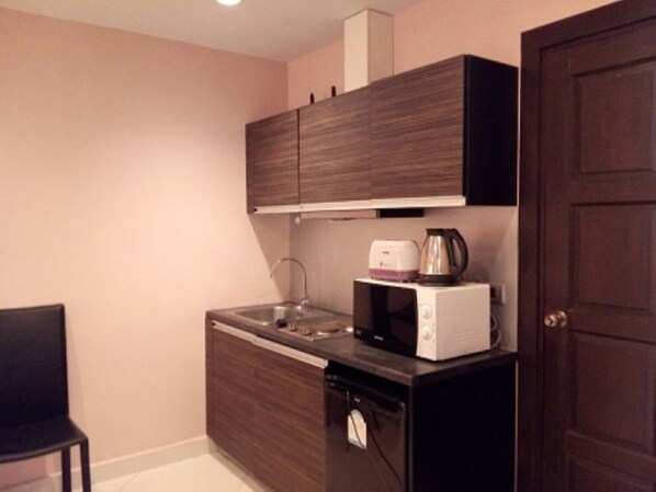 Kjøleskap, mikrobølgeovn, kokeplater og brødrister