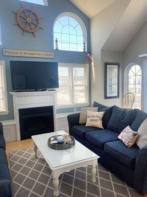 Smart TV, DVD player, video library - Beautiful 4-bedroom, beach block home in Sea Isle City! (Sea Isle City)