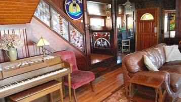 House, Multiple Beds (122 11th Ave) | Living room | Fireplace