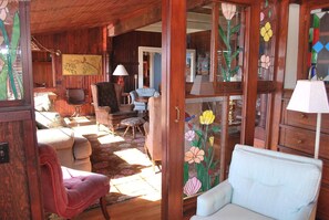 Nhà, nhiều giường (122 11th Ave) | Phòng khách | Lò sưởi 