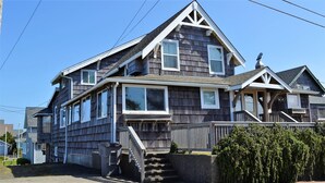 Unclassified image, 2 of 49, button - 122 11th Ave (Seaside)