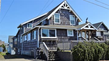 House, Multiple Beds (122 11th Ave) | Exterior