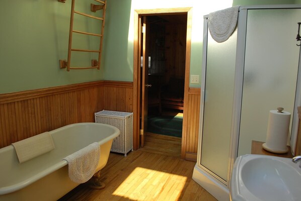 Casa, varias camas (122 11th Ave) | Baño | Shampoo y papel de baño 