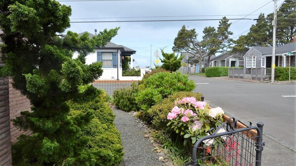 House, Multiple Beds (2117 Beach Dr.) | Property grounds