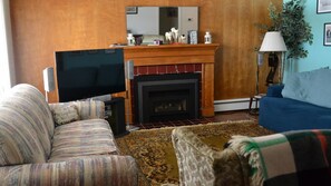 House, Multiple Beds (2117 Beach Dr.) | Living room