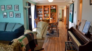 House, Multiple Beds (2117 Beach Dr.) | Living room