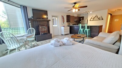 Open Plan Living Area | 2 Q Beds | Full Kitchen | Walk to Ski Lifts