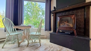 Dining - Open Plan Living Area | 2 Q Beds | Full Kitchen | Walk to Ski Lifts (Fernie)