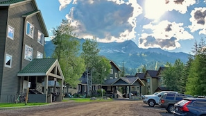 Exterior - Open Plan Living Area | 2 Q Beds | Full Kitchen | Walk to Ski Lifts (Fernie)