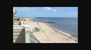 Una spiaggia nelle vicinanze
