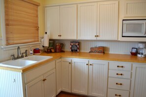 ハウス ベッド (複数台) (326 2nd Ave) | 専用キッチン | 香辛料、ペーパータオル