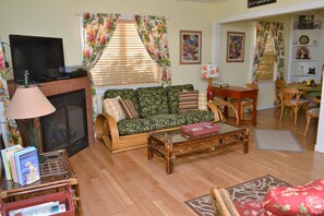 Casa, letti multipli (326 2nd Ave) | Soggiorno | Caminetto