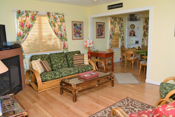 ハウス ベッド (複数台) (326 2nd Ave) | リビングルーム | 暖炉