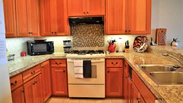 Apartamento, varias camas (3900 Sunset Blvd) | Cocina privada | Especias y papel de cocina