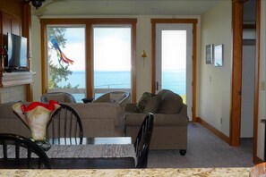 Apartment, Mehrere Betten (3900 Sunset Blvd) | Wohnzimmer | Kamin