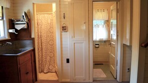 Talo, useita sänkyjä (435 4th Ave) | Kylpyhuone | Sampoo, vessapaperi