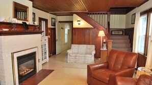Unclassified image, 5 of 26, button - 435 3rd Ave (Seaside)