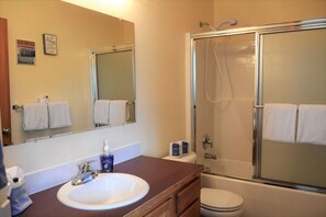 Townhouse, Beberapa Tempat Tidur (662 Necanicum) | Kamar mandi | Sampo dan tisu toilet