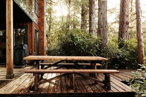 Outdoor dining - BayView House, Tofino B.C. (Tofino)
