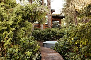 Outdoor spa tub - BayView House, Tofino B.C. (Tofino)