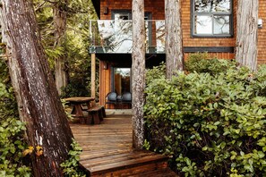 Outdoor dining - BayView House, Tofino B.C. (Tofino)
