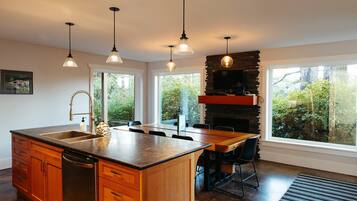 Réfrigérateur, four à micro-ondes, un four, surface de cuisson