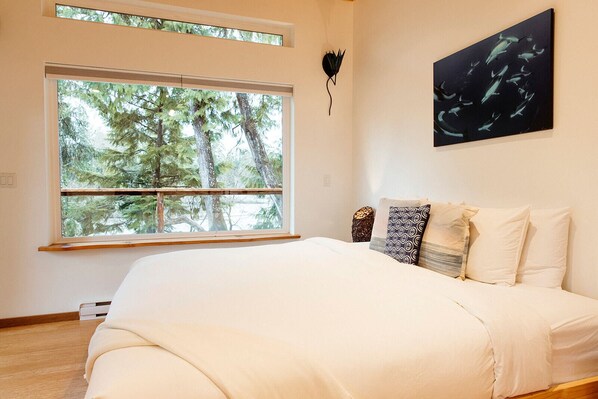 3 bedrooms, travel cot, WiFi, bed sheets