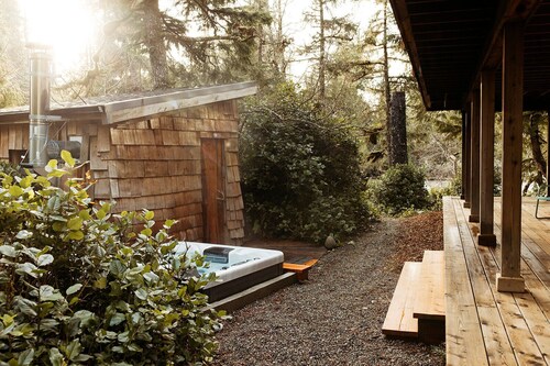 Cozy home in Tofino w/ hottub