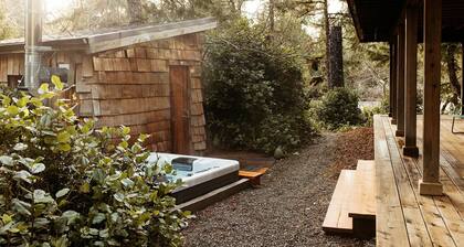 Cozy home in Tofino w/ hottub