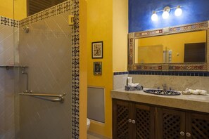 Douche, sèche-cheveux, serviettes fournies, savon