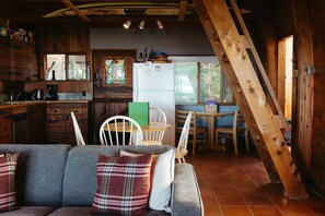 Fernseher, Kamin, DVD-Player