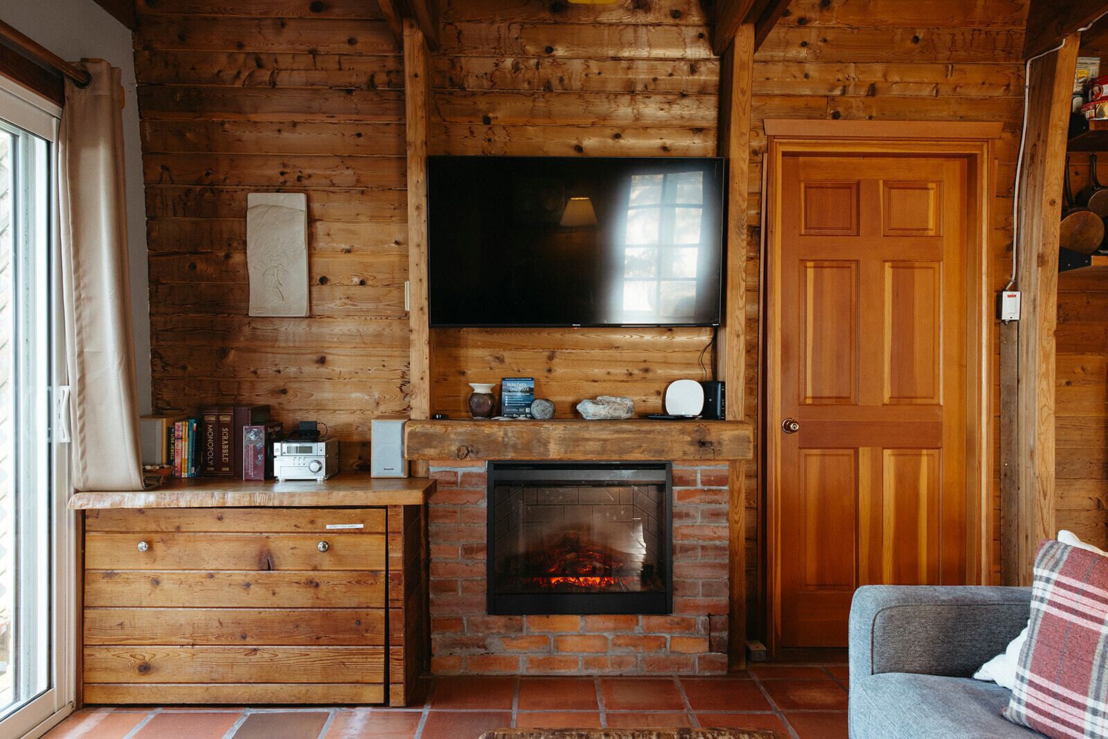 Een televisie, een open haard en een dvd-speler