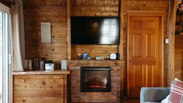 TV, caminetto, lettore DVD