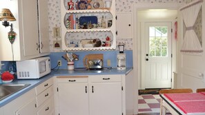 House, Multiple Beds (102 Spruce) | Private kitchen