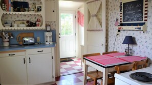 House, Multiple Beds (102 Spruce) | Private kitchen