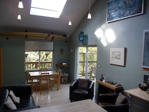 Flat-screen TV, fireplace, DVD player, books