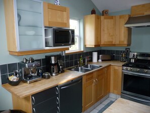 Fridge, microwave, oven, stovetop - Dunes Cabin at Chesterman Beach, Tofino B.C. (Tofino)