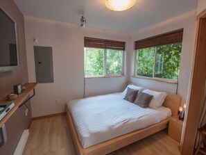 2 bedrooms, iron/ironing board, WiFi, bed sheets - Dunes Cabin at Chesterman Beach, Tofino B.C. (Tofino)