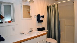 Casa, várias camas (461 11th Avenue) | Banheiro | Shampoo, papel higiênico