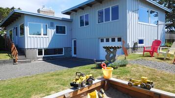 House, Multiple Beds (277 7th) | Property grounds