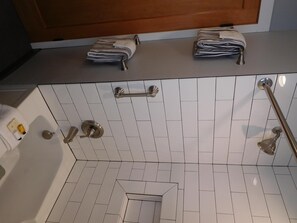 House, Multiple Beds (277 7th) | Bathroom | Shampoo, toilet paper